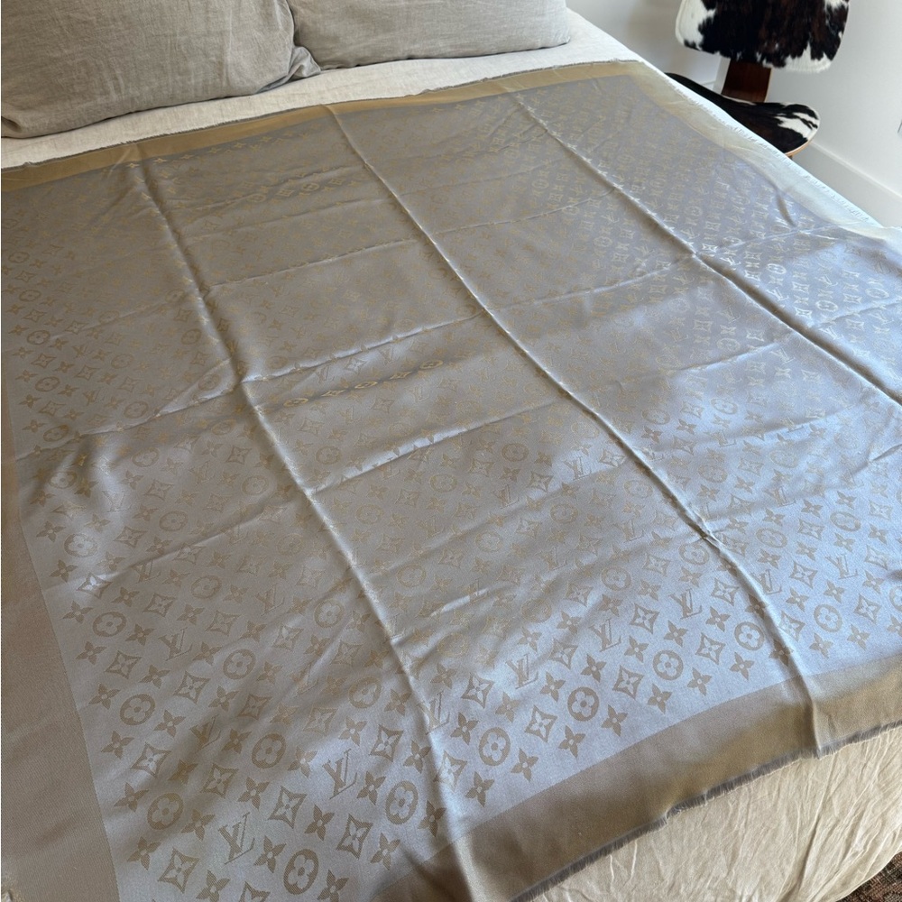 Louis Vuitton Elegant Silver/Gold Shawl